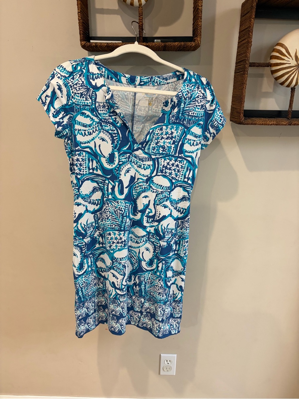 Lilly Pulitzer Blue & White Printed V-Neck Women’s Top